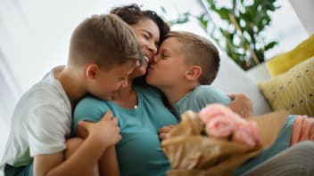 Zwei Jungs gratulieren ihrer Mama zum Muttertag