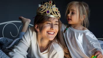 Kleines Mädchen setzt der Mutter eine Krone auf