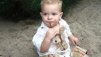 Ein mit Sand verschmiertes Kind