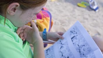 Kind liest einen Comic