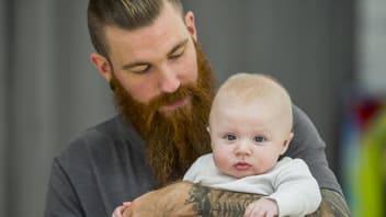 Hipster Papa mit Baby