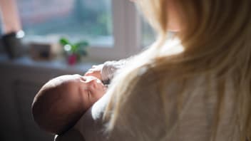 Mutter hält ihr Baby im Arm.
