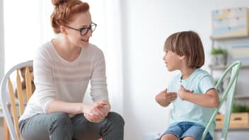 Ein Junge diskutiert mit seiner Mutter.