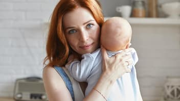 Mutter hält ihr Baby.