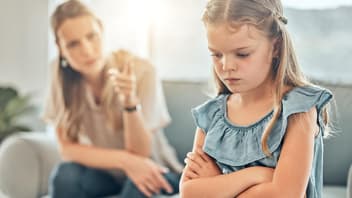 Mutter schimpft mit Tochter