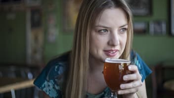 Junge, stillende Mutter trinkt Malzbier