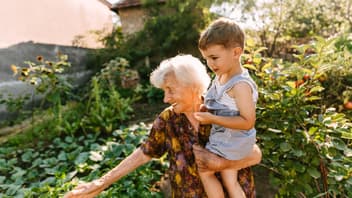 Oma mit Enkel im Garten.