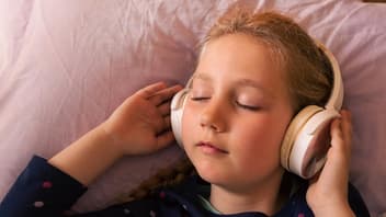 Ein Mädchen das Kopfhörer trägt