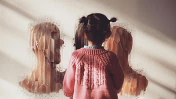 Ein Mädchen guckt sich ein Kunstwerk an. 