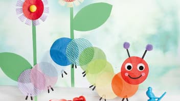 Bunte Raupe als Fensterbild.