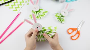 DIY-Osterhase aus Papier. 