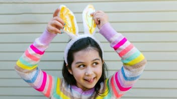 Ein Mädchen mit lustigen Osterhasenohren