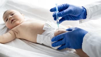 Ein Baby wird in den Oberschenkel geimpft.