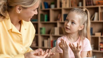 Eine Mutter und ihre Tochter zählen zusammen. 