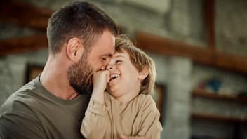 Vater und Sohn toben zusammen.