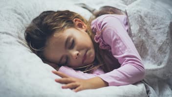 Eine kleines Mädchen, das schläft. 