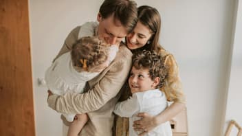 Glückliche vierköpfige Familie