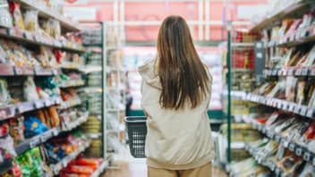 Eine Frau schlendert durch den Supermarkt