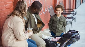 Liebevolle Eltern mit zwei Kindern.