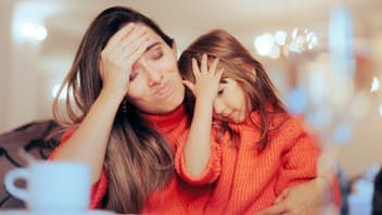 Mutter und Tochter halten sich die Hand an die Stirn.