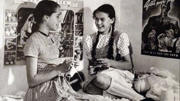 Zwei Mädchen von früher stricken.