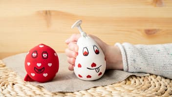 Kinderhand und zwei selbst gemachte Stressbälle.