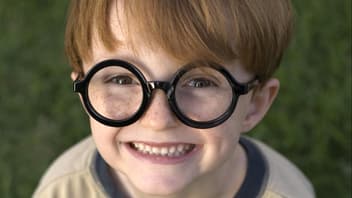 Ein Junge mit Harry-Potter-Brille