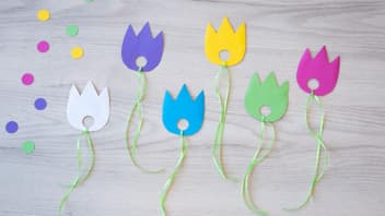 Selbst gebastelte Papier-Tulpen.