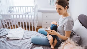 Ein kurzer Blick aufs Handy ist beim Stillen natürlich nicht schlimm, aber bitte nicht dauerhaft abgelenkt sein. 