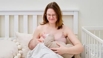 Autsch: Wenn das Stillen schmerzt, kann eine Brustsoor-Infektion der Grund sein.