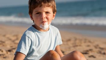 Auch am Strand können sich Kinder mal verletzen. Gut, wenn Eltern dann vorbereitet sind.