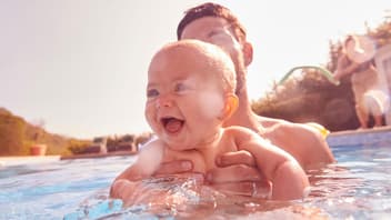 Fröhlich planschen: Ab wann mit Baby ins Schwimmbad oder Freibad?