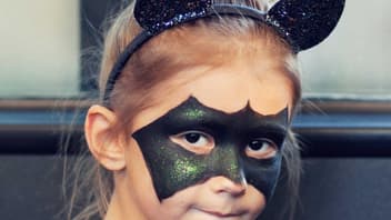 Mädchen als Fledermaus geschminkt.