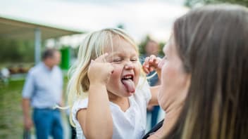 Würdet ihr in einer solchen Situation schimpfen oder Spaß machen? Je nach Erziehungstyp fallen Reaktionen auf das Verhalten von Kids ganz unterschiedlich aus ... 