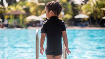 Die Ansteckungsgefahr bei Warzen ist im Schwimmbad zu hoch.