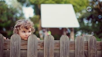 Ist das Kind im Kindergarten unglücklich, sind es die Eltern auch. Unter Umständen kann es helfen, die Kita zu wechseln. 