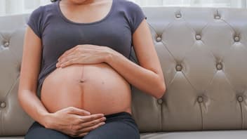 Eine schwangere Frau mit Linea Negra auf dem Babybauch. 