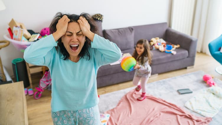 Verzweifelte Frau spielt mit ihrer Tochter