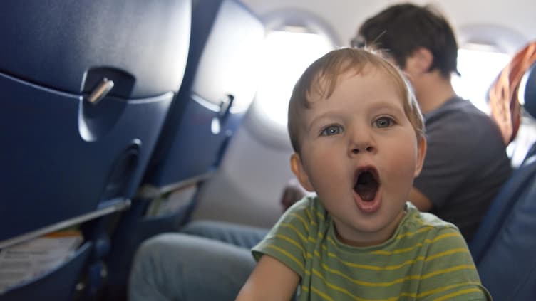 Kind ruft im Flugzeug.