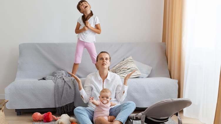 Verzweifelte Mama mit zwei Kindern