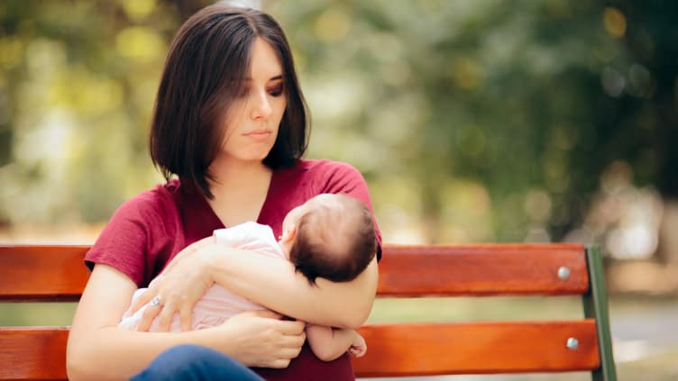 Mutter hält ihr Baby im Arm.