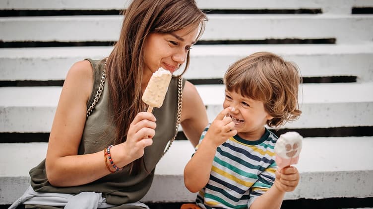 Eine Mama und ihr Sohn essen gemeinsam Eis