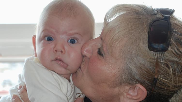 Oma küsst Baby.