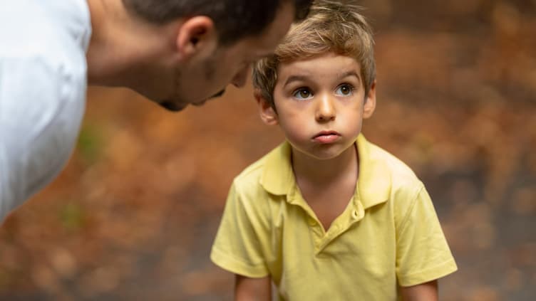 Vater erklärt kleinen Jungen Sohn, wie man sich zu benehmen.