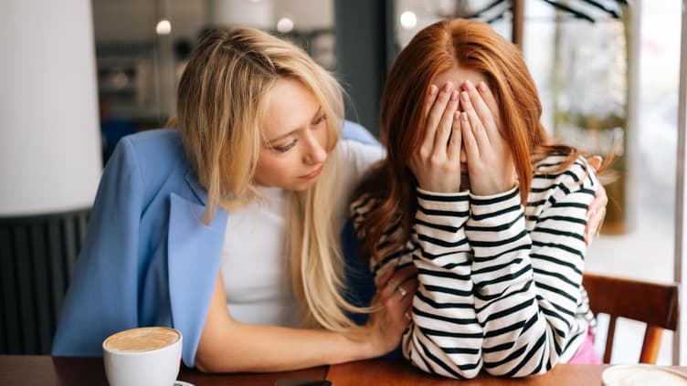 Eine Frau tröstet ihre Freundin