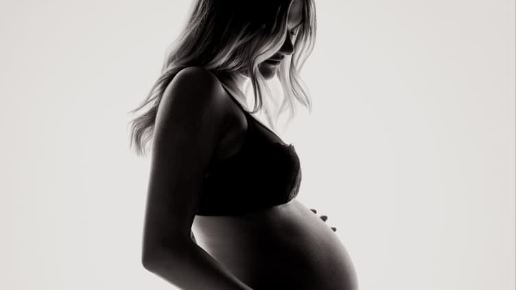 Eine schwangere Frau in schwarz-weiß fotografiert ... 