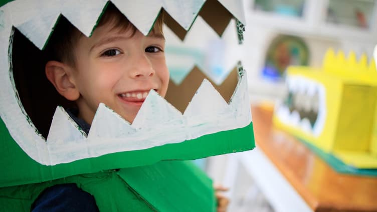 Ein Kind im Drachenkostüm