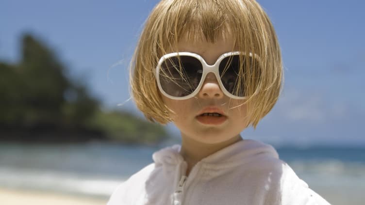 Mädchen mit Kurzhaarfrisur und Sonnenbrille