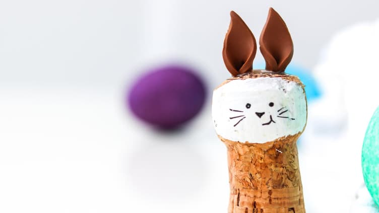 Ein als Hase bemalter Korken