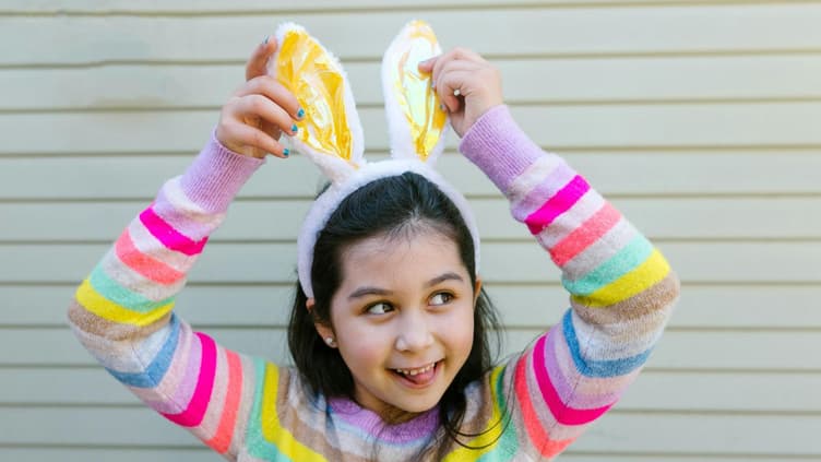Ein Mädchen mit lustigen Osterhasenohren